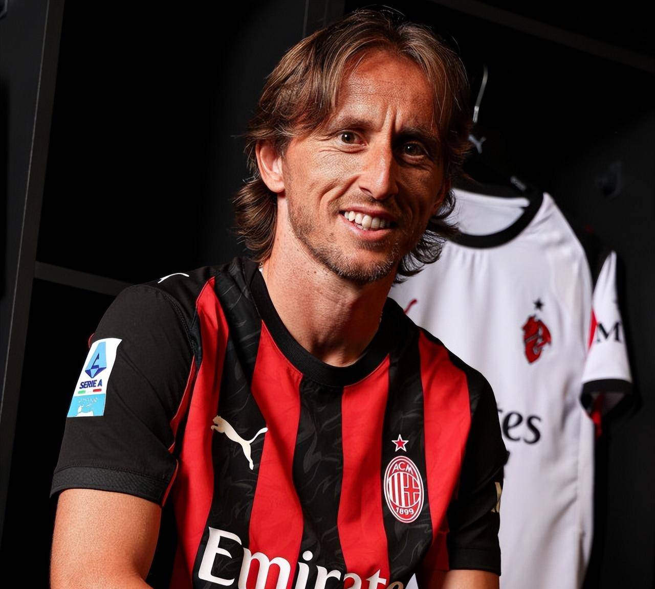 成绩斐然，加斯佩里尼被罗马球迷描绘成魔法师形象画在墙上